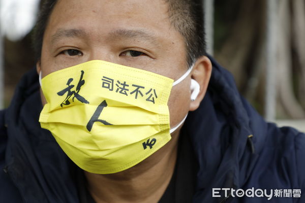 ▲▼小草逐漸聚集北檢周遭。（圖／記者湯興漢攝）