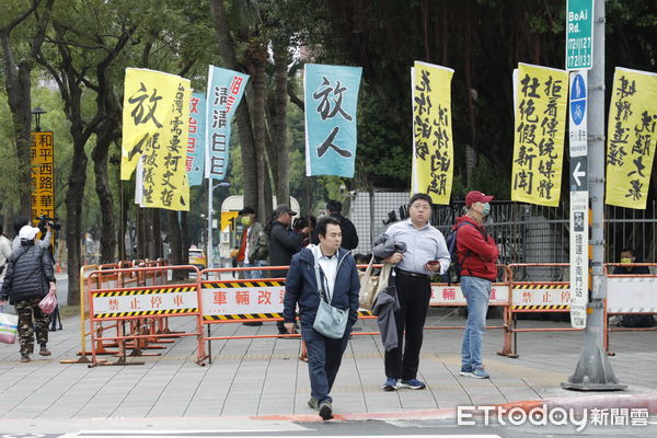 ▲▼小草逐漸聚集北檢周遭。（圖／記者湯興漢攝）