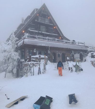 ▲▼以木屋建築、壁爐、巨無霸牛排和雪地景觀交織而成的溫馨庇護所。（圖／部落客CJ夫人提供）