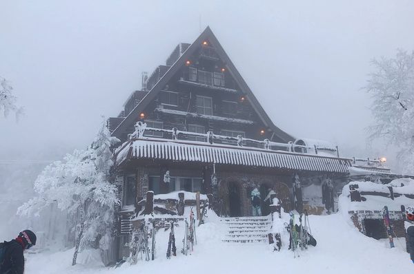 ▲▼以木屋建築、壁爐、巨無霸牛排和雪地景觀交織而成的溫馨庇護所。（圖／部落客CJ夫人提供）