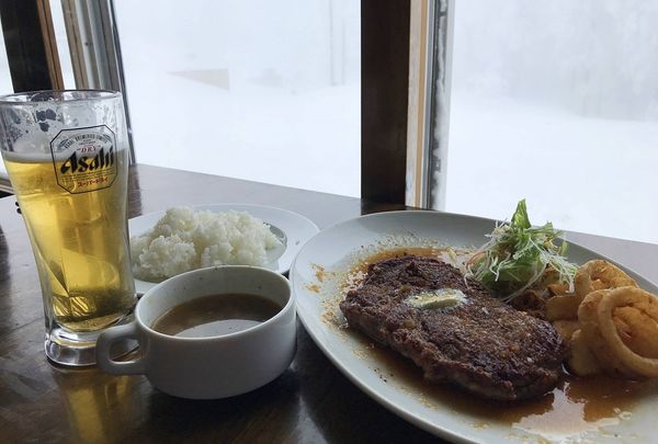 ▲▼以木屋建築、壁爐、巨無霸牛排和雪地景觀交織而成的溫馨庇護所。（圖／部落客CJ夫人提供）