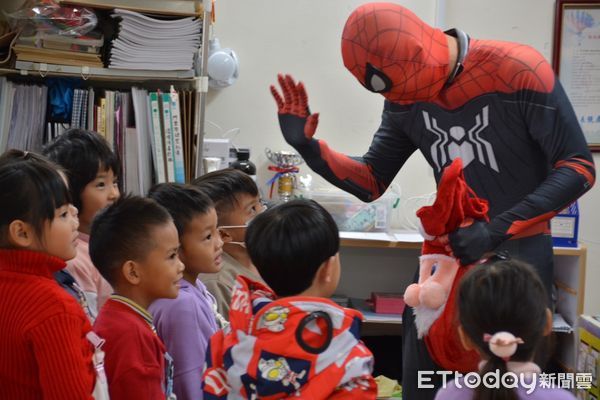 ▲家長會長裝扮蜘蛛人替代聖誕老公公。（圖／記者楊漢聲翻攝）