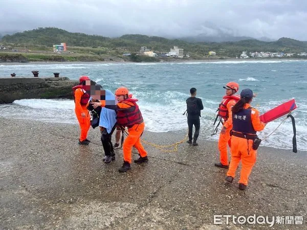 ▲釣客落水海巡馳援。（圖／記者楊漢聲翻攝）