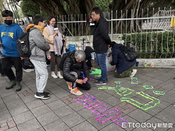 ▲▼小草在地板排字             。（圖／記者邱中岳攝）