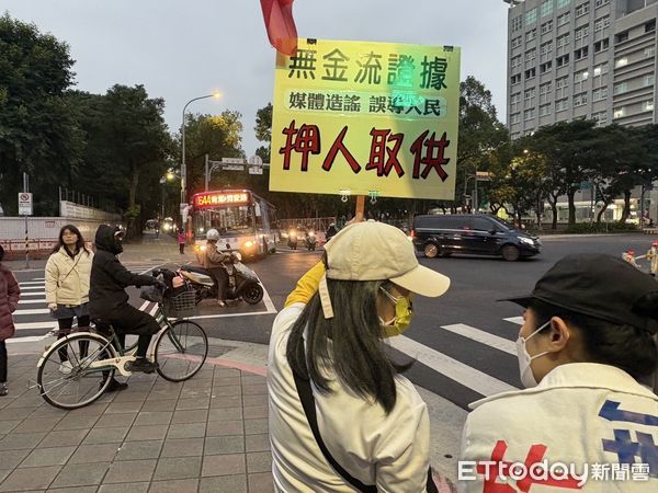 ▲▼小草在北檢外聚集             。（圖／記者邱中岳攝）