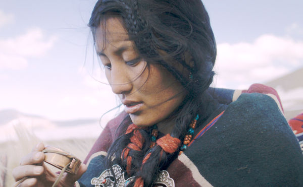 ▲《香巴拉》廷妮拉姆在片中高海拔騎馬，更苦練藏語方言、學習編織手藝。（圖／海鵬提供）