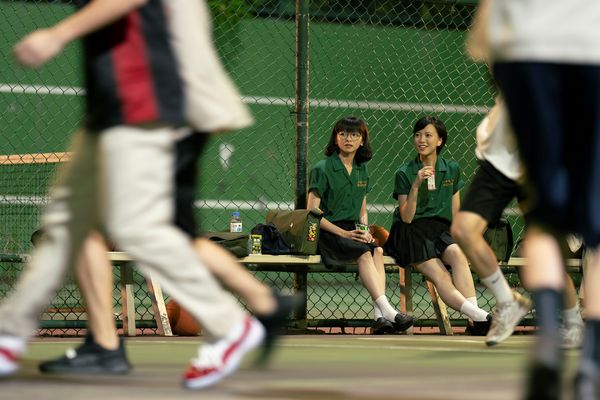 ▲陳姸霏(左起)、項婕如在《夜校女生》扮演一女中的日夜校「桌友」。（圖／興揚電影提供）