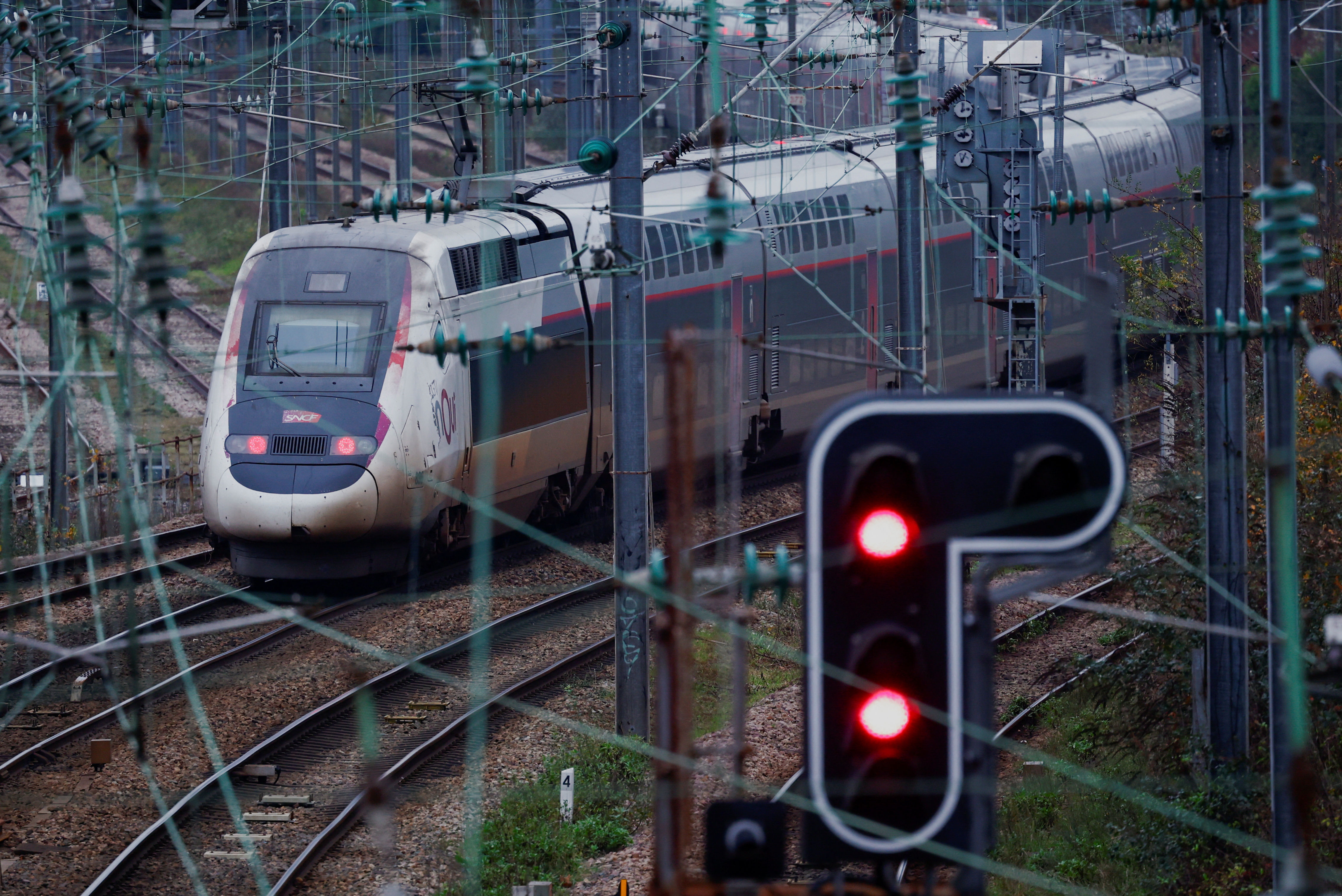 ▲▼ 法國一列TGV高速列車駛出雷恩車站。（示意圖／路透）