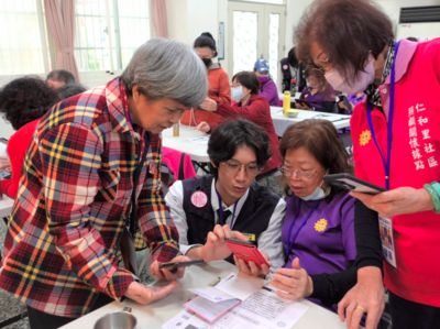 智發會「桃園數位生活學苑」　帶長輩與偏鄉學童「一起學AI」