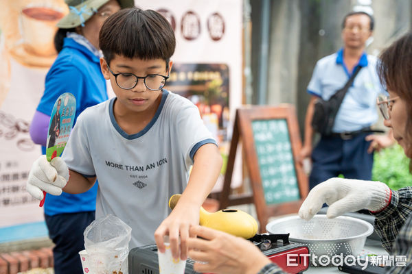 ▲民眾於華山休閒農業區進行咖啡豆烘豆DIY。（圖／農村發展及水土保持署南投分署提供）