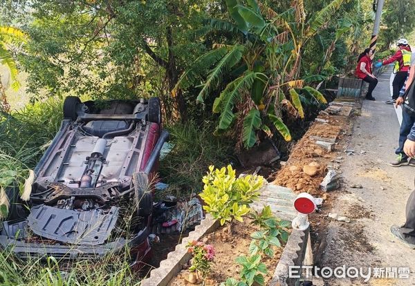 ▲苗119線西湖鄉旅客服務中心前，昨發生轎車翻覆農田事故，女駕駛（紅背心）驚魂未定接受救護人員檢查。（圖／記者楊永盛翻攝）