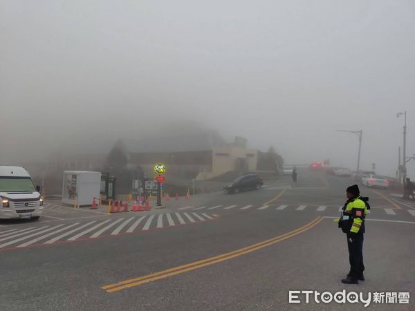 ▲▼雪季勤務期間，警方針對台大禹嶺至合歡山遊客服務中心，加強疏導管制。（圖／新城警分局提供，下同）