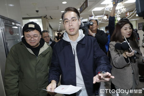 ▲▼彭振聲律師及家屬帶錢保人，民眾黨林昭印赴北院辦理交保事宜。（圖／記者湯興漢攝）