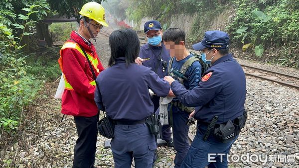 ▲▼3名遊客走在阿里山林鐵軌道上，當場遭警方取締，函送裁罰。（圖／記者翁伊森翻攝）