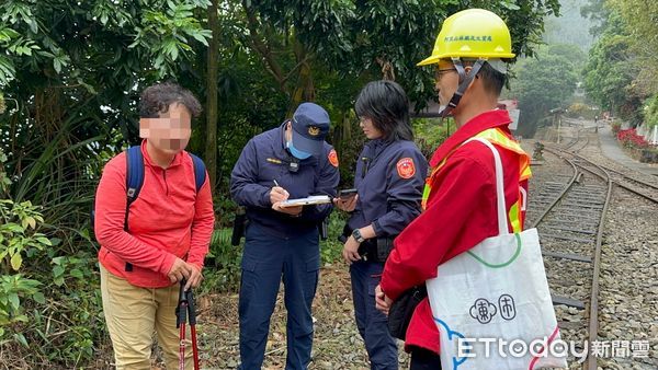 ▲▼3名遊客走在阿里山林鐵軌道上，當場遭警方取締，函送裁罰。（圖／記者翁伊森翻攝）