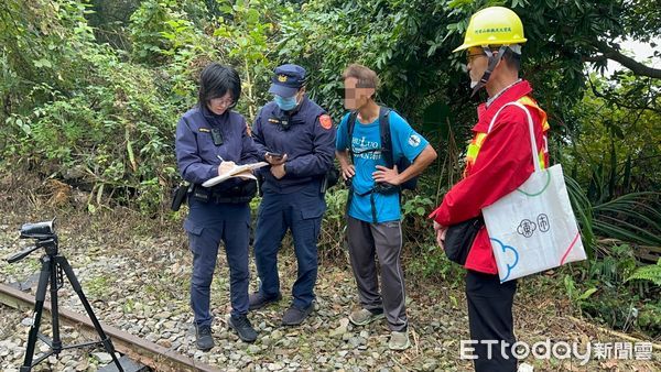 ▲▼3名遊客走在阿里山林鐵軌道上，當場遭警方取締，函送裁罰。（圖／記者翁伊森翻攝）