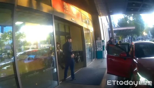 ▲▼台中1名2歲男嬰氣切後突然呼吸困難，員警鳴笛開道路程快一半，所幸小命救回。（圖／警方提供，下同）