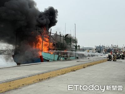 興達港火燒船黑煙竄天畫面曝　8船員驚險逃生...漁船急閃疏散