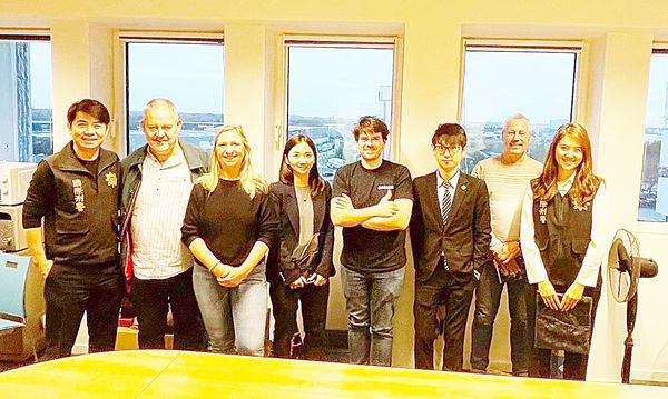 ▲桃園地檢署今年11月接獲比利時海關通報查獲準備寄往台灣之郵包，查出夾藏K他命三級毒品，桃檢檢察官王念珩指揮刑事局遠赴比利時取證，事後台比荷三方人員合影。（圖／桃園地檢署提供）