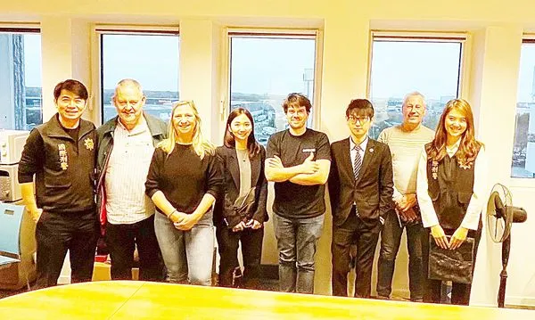 ▲桃園地檢署今年11月接獲比利時海關通報查獲準備寄往台灣之郵包，查出夾藏K他命三級毒品，桃檢檢察官王念珩指揮刑事局遠赴比利時取證，事後台比荷三方人員合影。（圖／桃園地檢署提供）