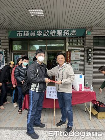 ▲職棒聯盟會長蔡其昌署名台灣尚勇春聯，一出來就造成轟動供不應求，台南市議員李啟維27日親自在服務處發放，順便向大家恭喜新年快樂，現場反應熱烈。（圖／記者林東良翻攝）