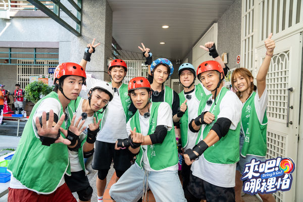 ▲小杰(左起)、阿緯、威廉、敖犬、王子、小祿、小煜與朵拉 比賽前士氣高昂。（圖／TVBS）