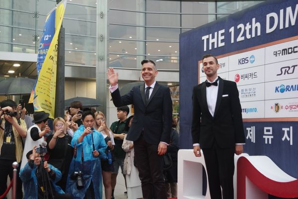 ▲丁墾（左）深耕亞洲市場多年，經常受邀出席各項大型典禮。（圖／丁墾提供）