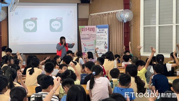 ▲南投縣衛生局提醒家長，「親子關係」是防範孩子網路成癮的成功關鍵。（圖／南投縣衛生局提供）