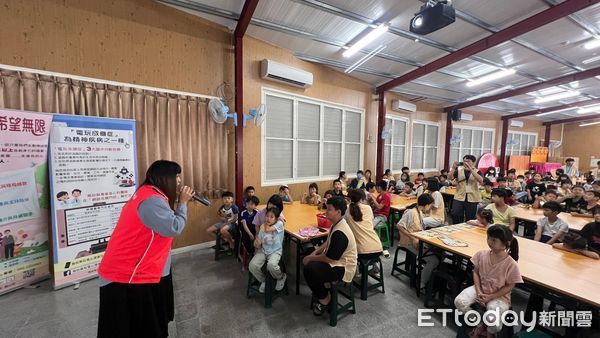 ▲南投縣衛生局提醒家長，「親子關係」是防範孩子網路成癮的成功關鍵，圖為相關校園宣導情形。（圖／南投縣衛生局提供，下同）