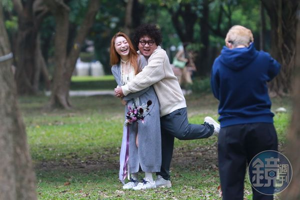 納豆（右）與依依（左）趁登記結婚前，到大安森林公園散步，還有攝影師為兩人拍下合照。