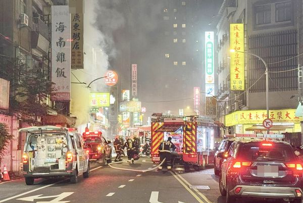 ▲桃園市桃園區民生路上一家廣東粥餐廳昨晚6時許發生瓦斯氣爆，警消趕往現場灌救。（圖／翻攝自臉書《桃園爆報2》）