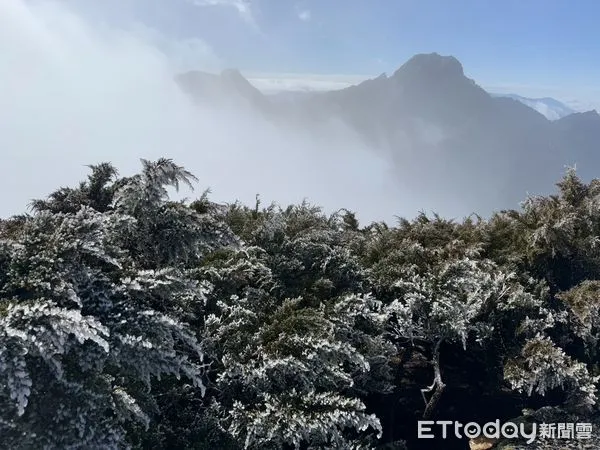 ▲▼玉山氣象站出現霧淞現象。（圖／氣象署提供）