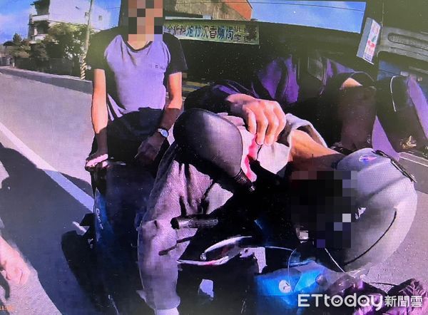 ▲里港警分局鹽埔分駐所員警救護張姓男子             。（圖／記者陳崑福翻攝）