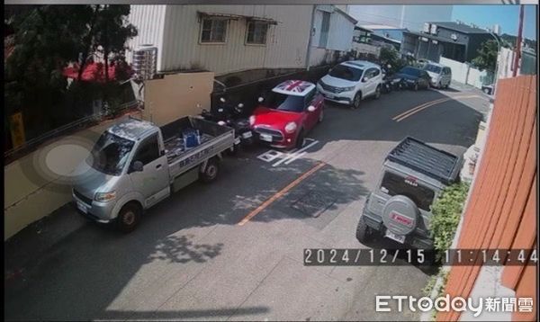 ▲▼1輛自小客車不慎撞倒機車，雖然扶起後才離開仍然挨罰，因為車主沒有馬上報警。（圖／民眾提供，下同）