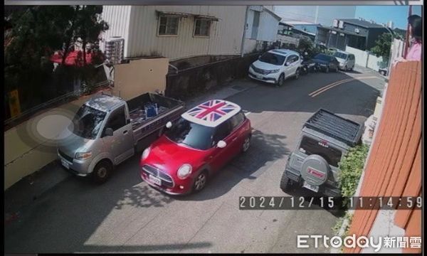 ▲▼1輛自小客車不慎撞倒機車，雖然扶起後才離開仍然挨罰，因為車主沒有馬上報警。（圖／民眾提供，下同）