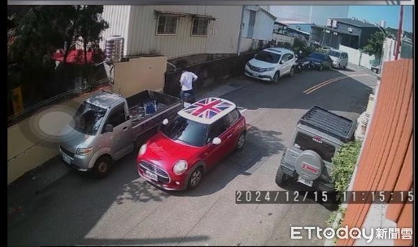 ▲▼1輛自小客車不慎撞倒機車，雖然扶起後才離開仍然挨罰，因為車主沒有馬上報警。（圖／民眾提供，下同）