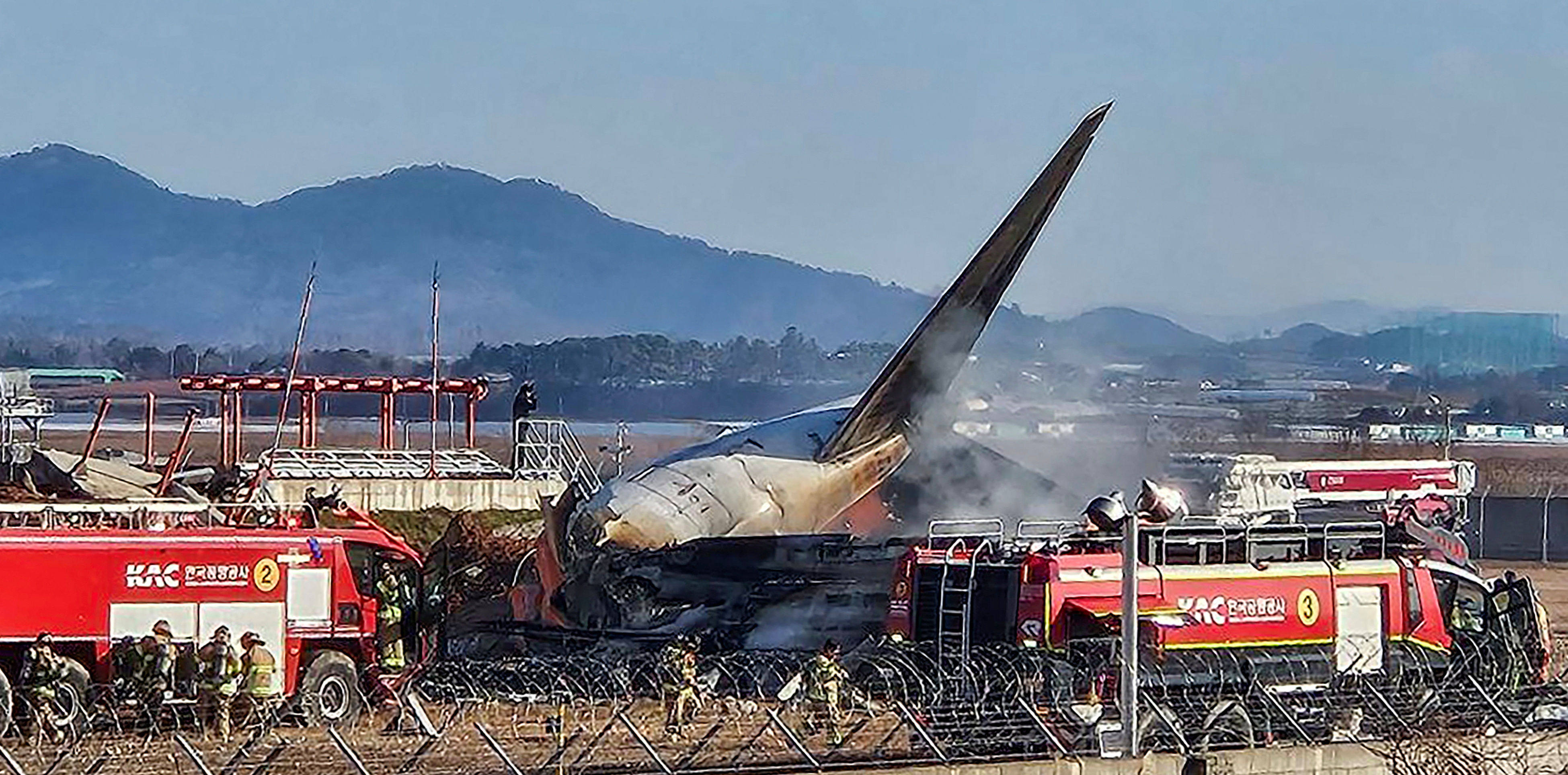 ▲▼南韓濟州航空181人客機墜毀務安機場。（圖／路透）