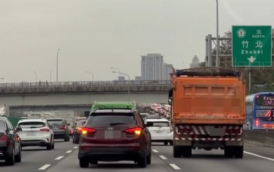 休旅車斜插對槓砂石車畫面曝！駕駛球棒敲破車窗　網友：真勇猛