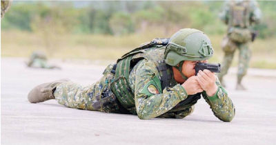 國軍超瞎「手槍臥射」照瘋傳！六軍團證實是真的　嘆：會加強訓練