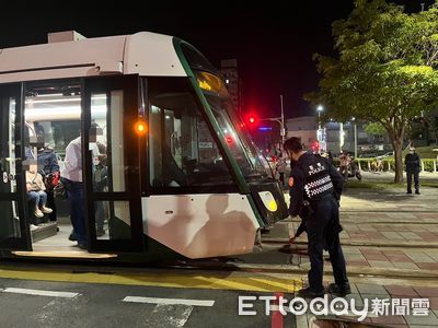 高雄輕軌又出事！小客車違規左轉　車屁股遭列車撞上開花