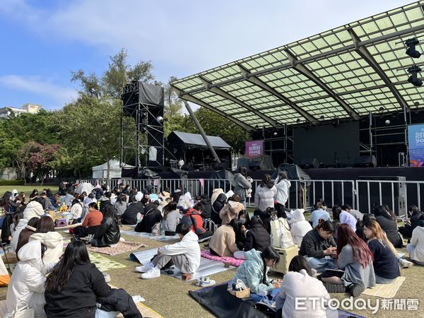 ▲強烈大陸冷氣團難以阻擋熱情粉絲的心！台南市政府貼出公告28日將執行南瀛綠都心公園「南瀛草地音樂會」的清場。（圖／記者林東良翻攝，下同）