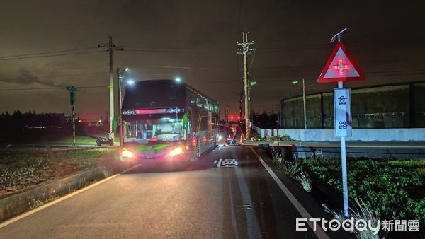 ▲▼            苗栗遊覽車、機車碰撞，騎士重傷昏迷。（圖／記者楊永盛翻攝，下同）