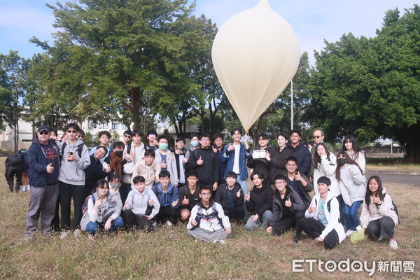 ▲國立成功大學太空系統工程研究所， 28日在成大歸仁校區，首度邀請台南一中、南科實中、台南二中的學生，共同參與年度探空氣球釋放任務。（圖／記者林東良翻攝，下同）