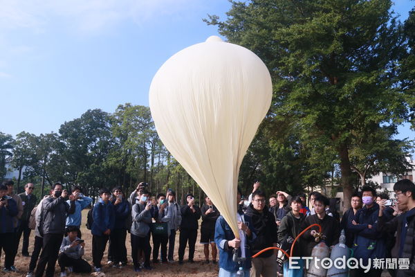 ▲國立成功大學太空系統工程研究所， 28日在成大歸仁校區，首度邀請台南一中、南科實中、台南二中的學生，共同參與年度探空氣球釋放任務。（圖／記者林東良翻攝，下同）