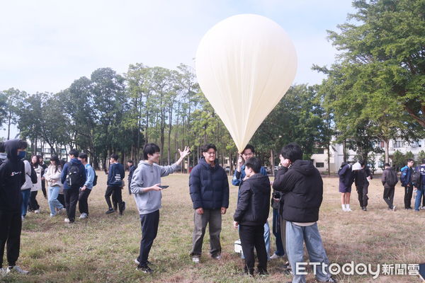 ▲國立成功大學太空系統工程研究所， 28日在成大歸仁校區，首度邀請台南一中、南科實中、台南二中的學生，共同參與年度探空氣球釋放任務。（圖／記者林東良翻攝，下同）