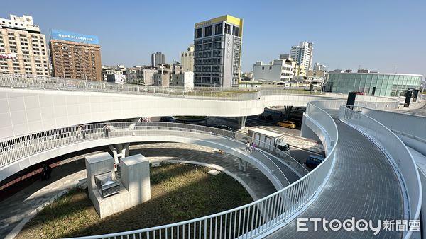 ▲▼高雄車站天棚啟用。（圖／記者賴文萱攝）