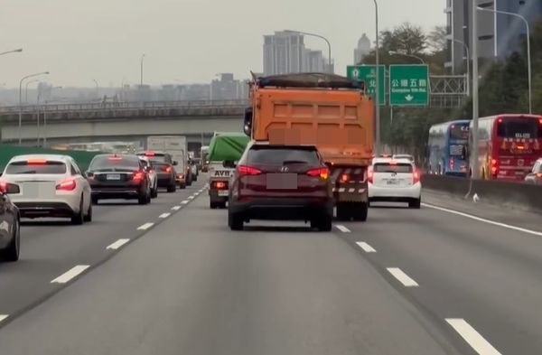 ▲▼      國道攔車離譜畫面     。（圖／翻攝記者爆料網）