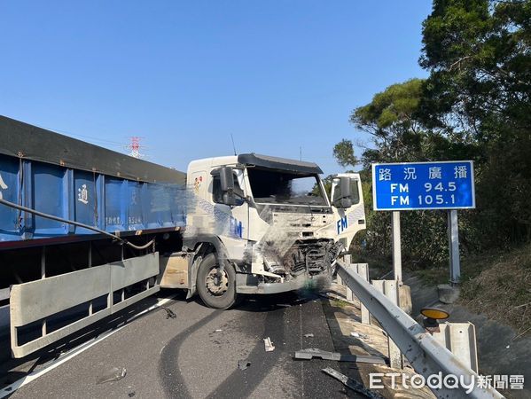 ▲▼             國3通霄段砂石車、貨櫃車追撞。（圖／記者楊永盛翻攝，下同）