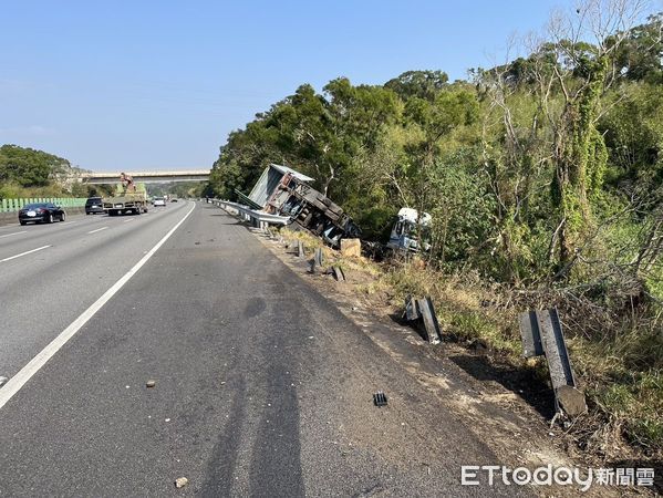 ▲▼             國3通霄段砂石車、貨櫃車追撞。（圖／記者楊永盛翻攝，下同）