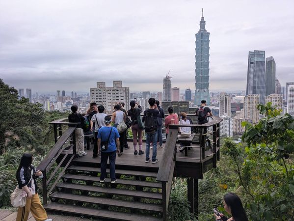 ▲象山步道能遠眺台北101，其中包含攝手平台、攝影平台、六巨石、超然亭、煙火平台、愛心小象等拍攝點。（圖／大地處提供）